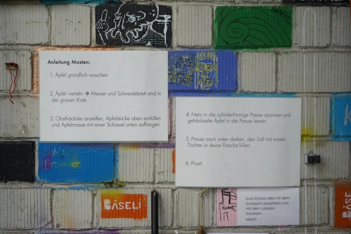 Zivildienstleistende arbeiten beim Verein Konkret, und heute durften sie mosten.